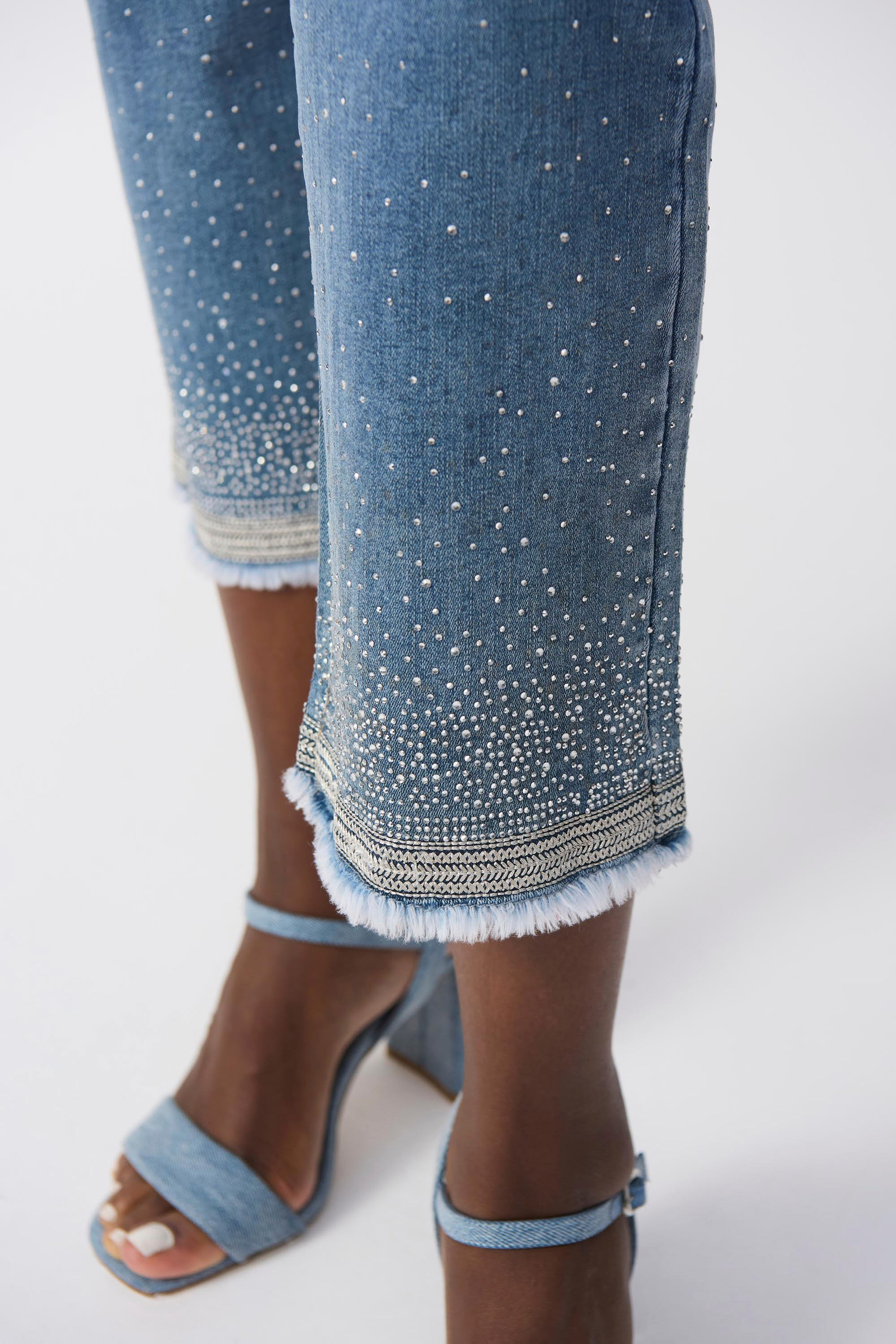 High-waisted Ankle-length Jeans Style
