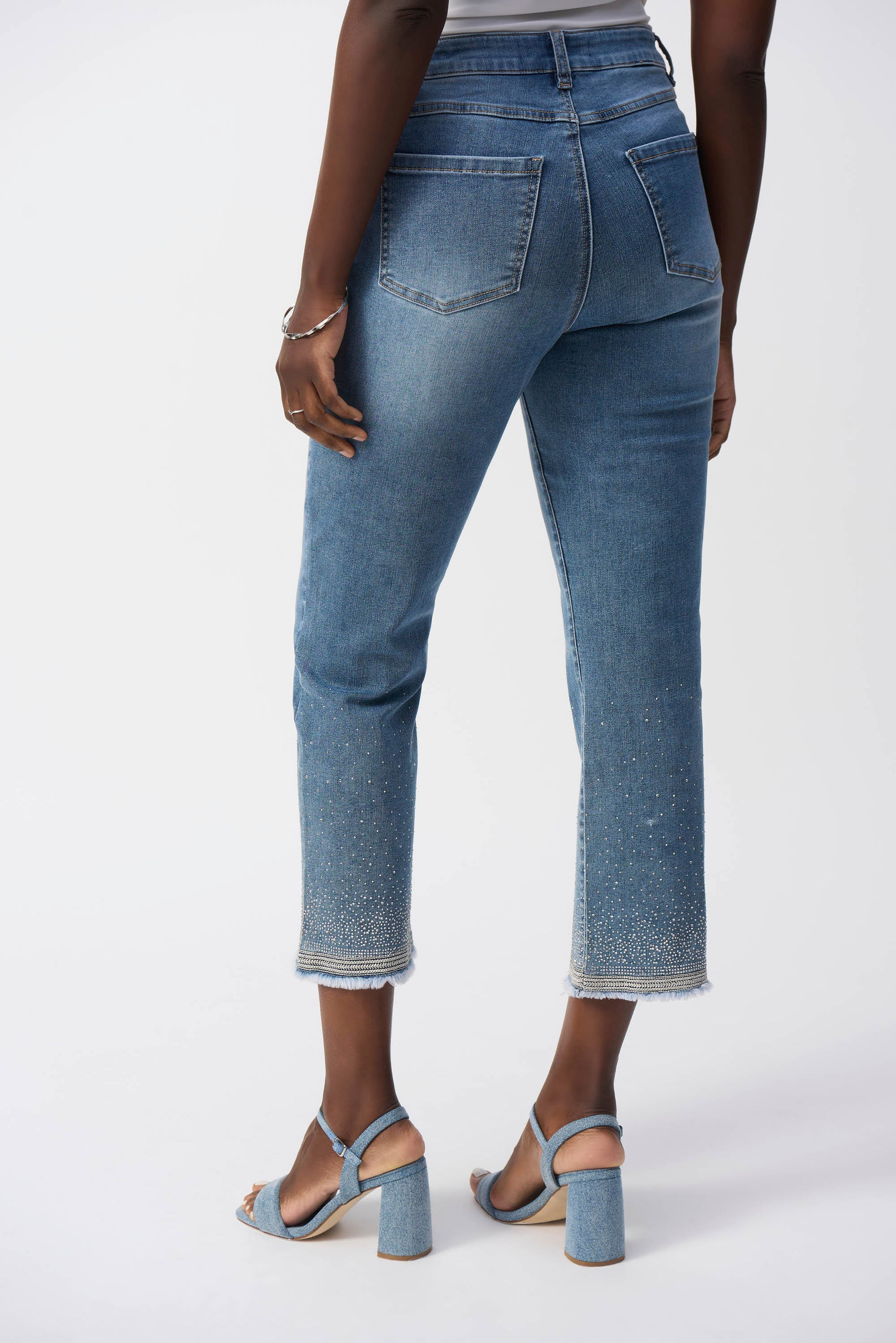 High-waisted Ankle-length Jeans Style